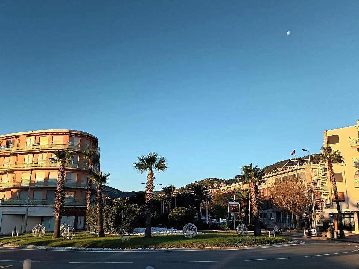 Charmant T2 Avec Terrasse A 200M Des Plages - Cavalaire-Sur-Mer - Fr-1-226B-139 0*,  Γαλλία